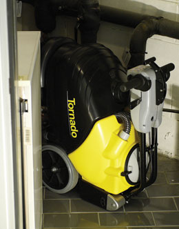 BD 14 4 BAT 24VOLT BRUSH DRIVE MICRO SCRUBBER W/BUILT IN CHGR